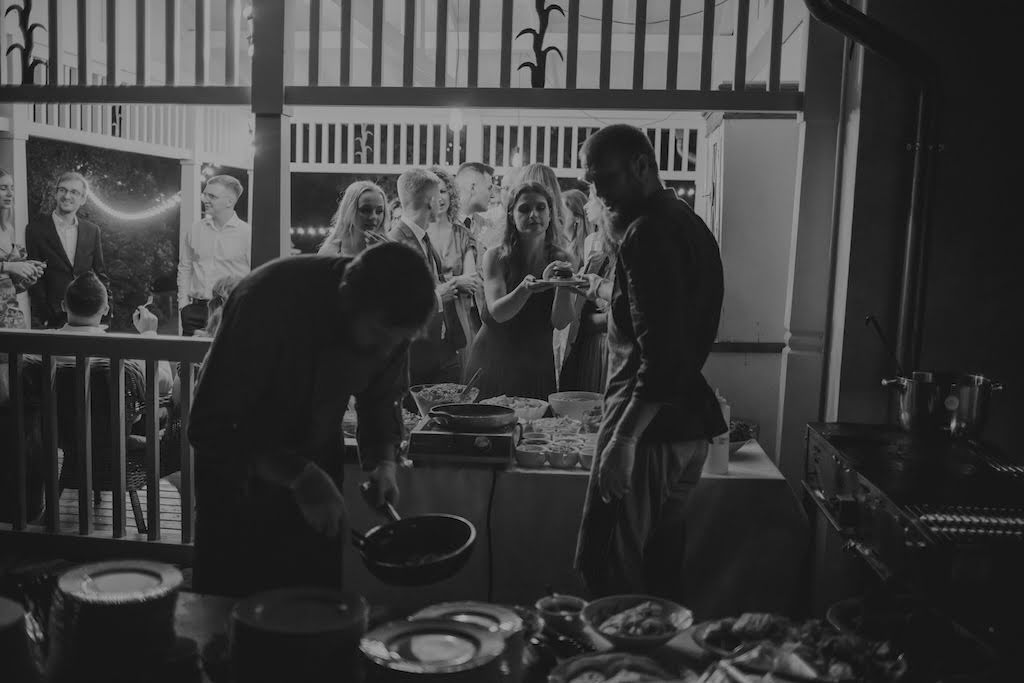 Live cooking i serwowanie potraw z grilla na tarasie w ogrodzie